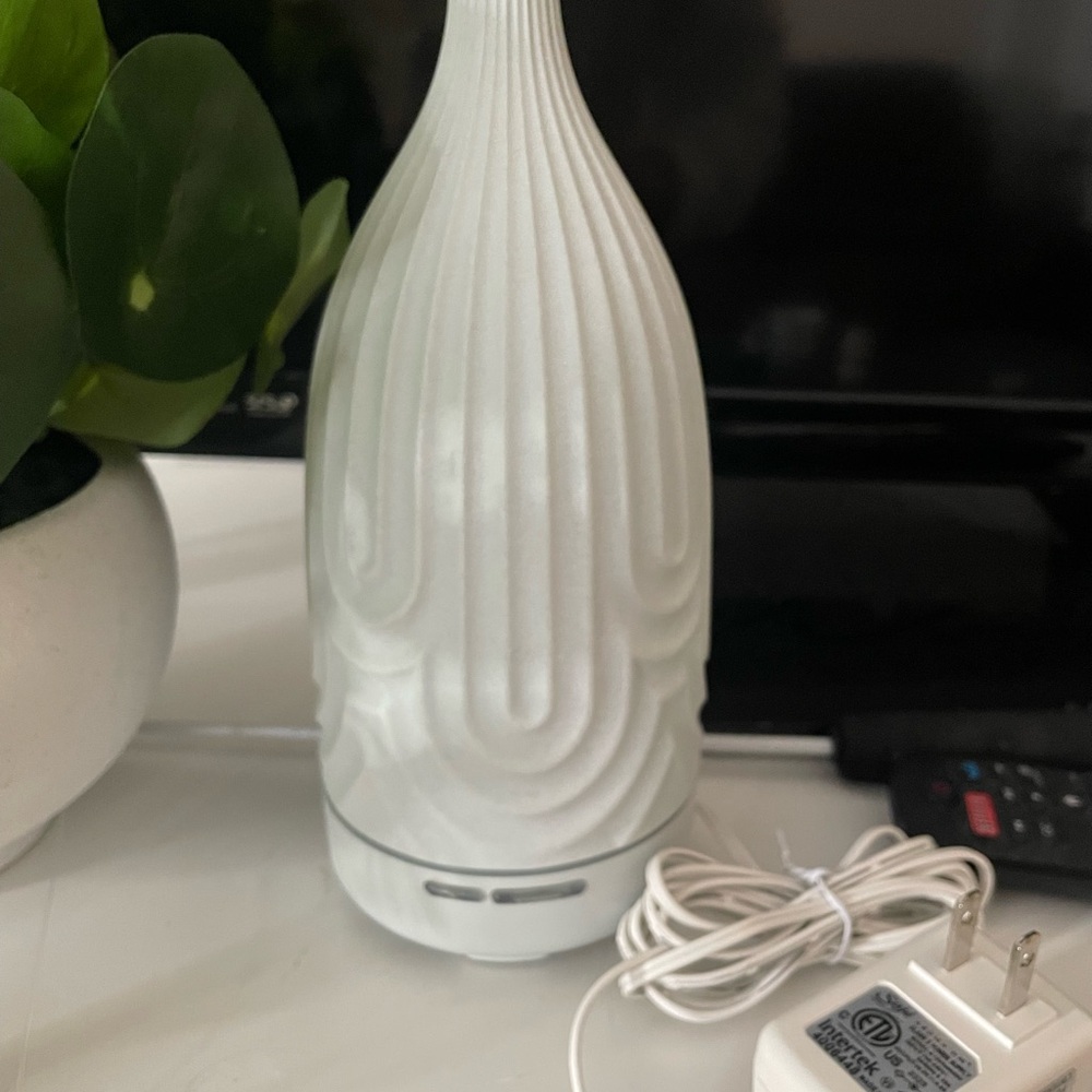 Sage White Textured Ceramic-Style Vase Diffuser